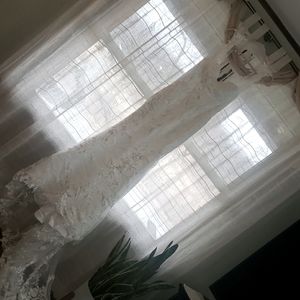Size 4 Brand new with tags Lavetir wedding dress